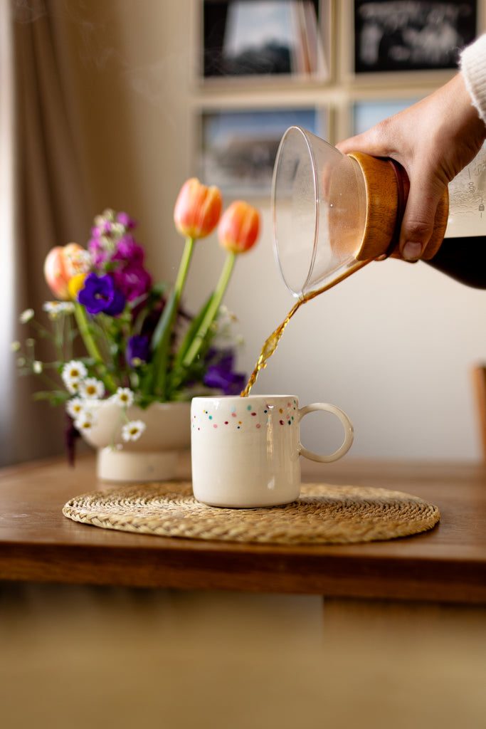 Speckled ceramic mug with round handle and glossy pink interior, 10x9cm.